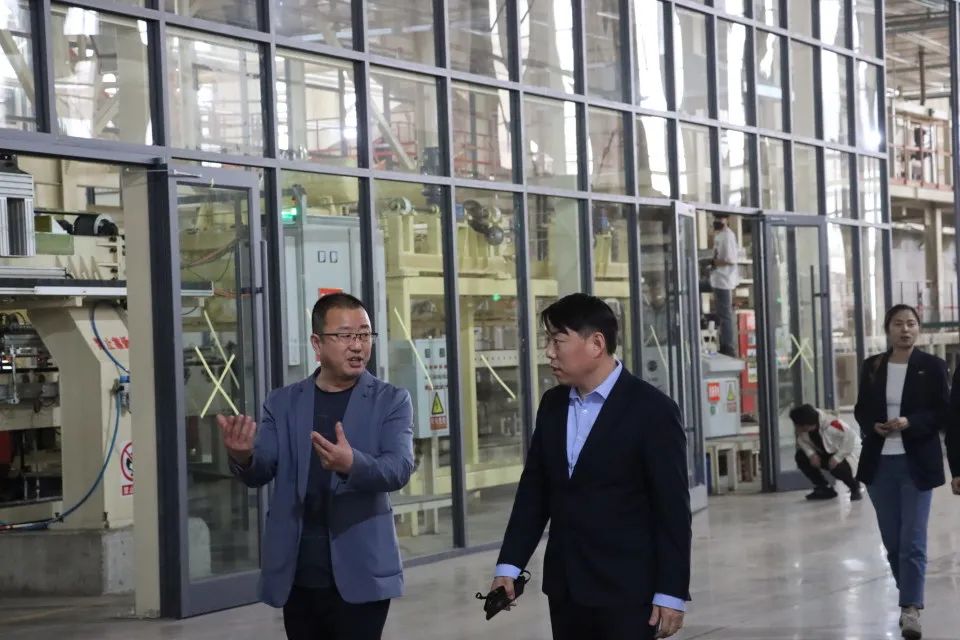 徐总、李总一行细致考察聚能板生产全流程.jpg